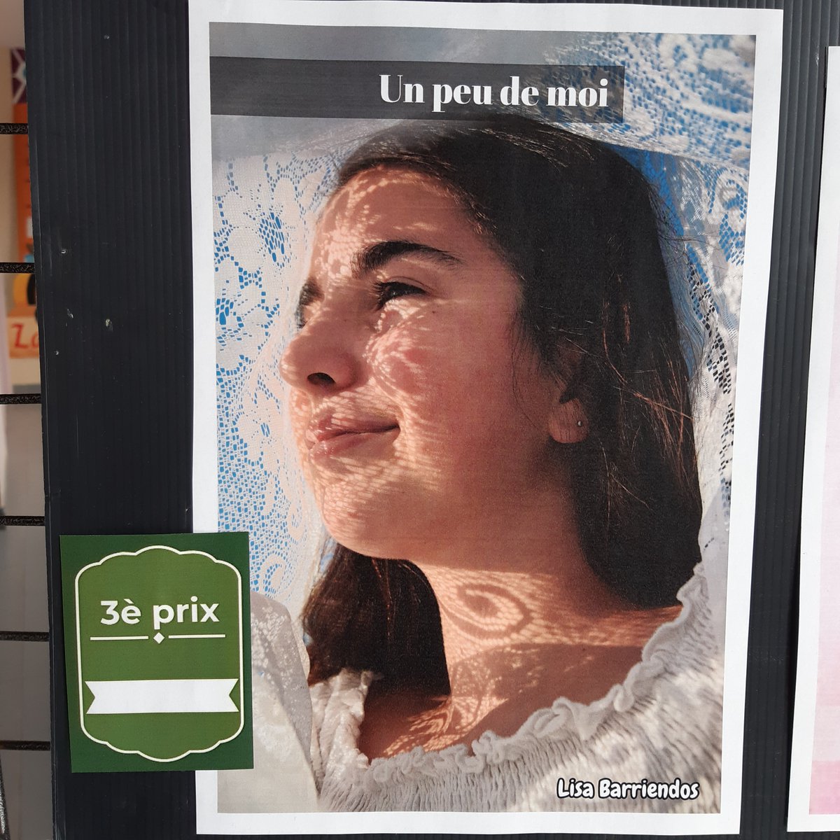 ColCamus12's tweet photo. EPI Autobiographie (Français / Arts plastiques), pour les 3ème du collège de Baraqueville.
Objectif : réaliser la couverture de son livret autobiographique, à partir d'une photo de soi, et trouver un titre à son livret.
#CollègeCamusBaraqueville #DSDEN12 https://t.co/kJkQv9tYHQ