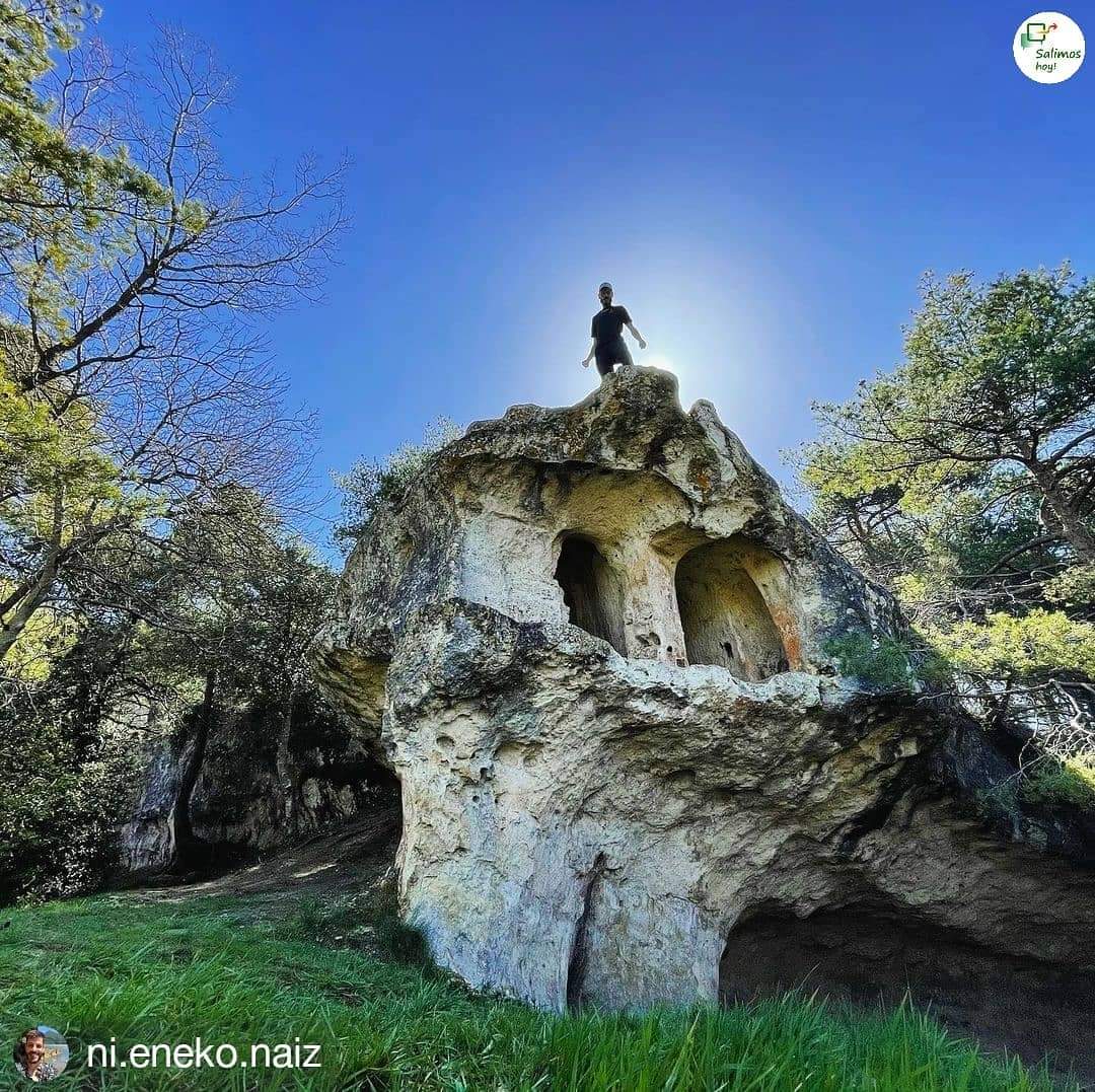 #SalimosHoy
Fotografía original de @ni.eneko.naiz
• • • • • 
🌳
[Cuevas eremíticas - Pinedo]
📍Valdegovía - Gaubea

#cueva #añanaturismo #alava #araba #basquecountry #city #euskadi #euskalherria #gasteiz #paisvasco #rincones #tourism #travel #turismo #vitoria #vitoriagasteiz