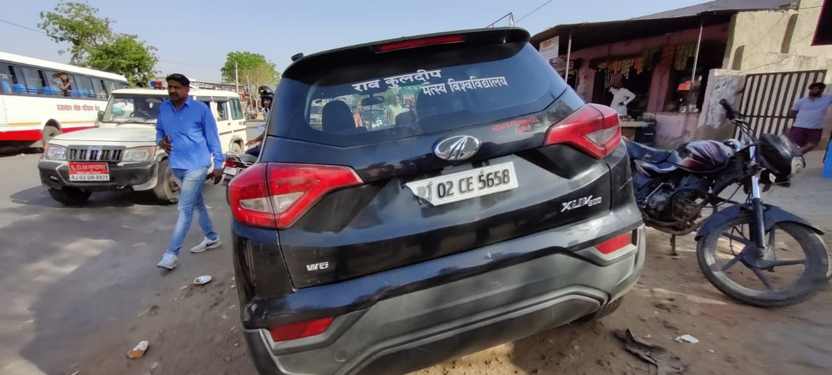 _ShashankPathak's tweet photo. राजस्थान में अलवर के तातारपुर चौराहे पर किसान नेता राकेश टिकैत पर हमला. गाड़ी का शीशा टूटा. #RakeshTikait #राकेश_टिकैत
@OfficialBKU https://t.co/f2No8Ql965