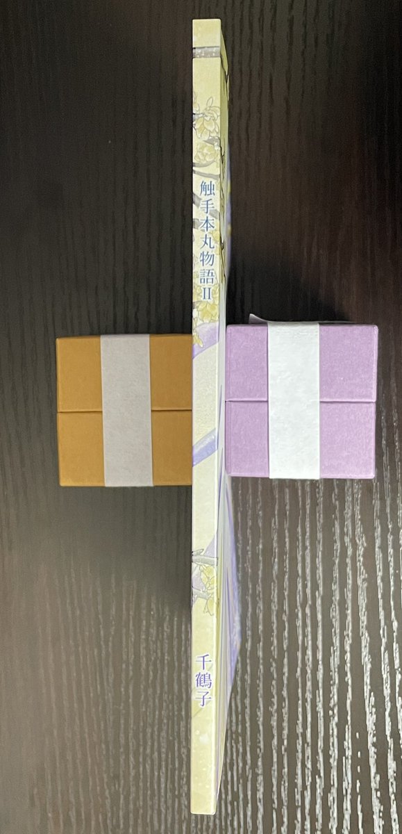 印刷所から本が届きました!
表紙がスノーエッセンスCoCキラ(きらきらラメ入りな感じ❗️)本文をモンテシオン(厚みのあるやわらかい質感)にしました!
中身はクリスタ勉強中に描き描きしたもんだから、笑ってしまうほど最初と最後でペン筋が全く違います😂どうか私の上達っぷりをご覧下さい。こら😅