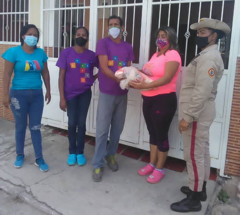 #Infórmate📢| En el municipio #Bolivar <a href="/Alcaldadelmuni1/">Alcaldía del municipio Bolívar</a>, la alcaldesa <a href="/MarisselaPSUV/">Marisela Arenas</a>, realizó entrega de alimentos a través de los #CLAP en Sector La Aceitera gracias al Pdte. <a href="/NicolasMaduro/">Nicolás Maduro</a> y el Gob. <a href="/R_MarcoTorres/">Rodolfo Marco Torres</a>.

#LaPrevenciónEsClave