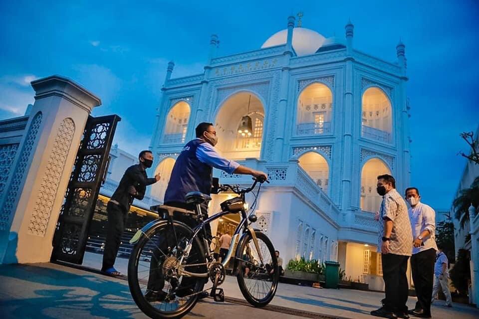 aniesbaswedan's tweet photo. Alhamdulillah, bisa menyempatkan sholat di Masjid yang kerap disebut Taj Mahal Mini, yakni Masjid Ramlie Musofa, usai bersepeda keliling Danau Sunter. 

https://t.co/0nghpQvCjg https://t.co/ZbHu6mpY4M