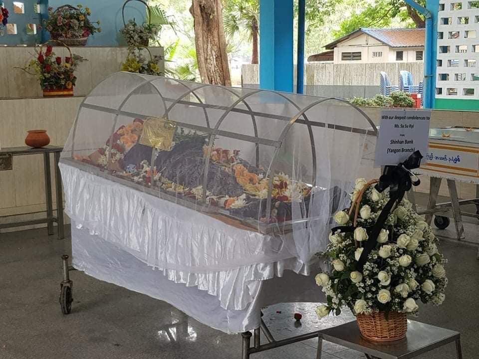 Myanmar_Now_Eng's tweet photo. The funeral of Ma Su Su Kyi, an employee at Yangon branch of South Korea’s Shinhan Bank, who was shot in the head on Mar 31, was held at 2 pm today (Apr 2). Sources said it was a small event as the family feared the coup regime would take her body away. #WhatsHappeningInMyanmar https://t.co/EkBCj6mxnL