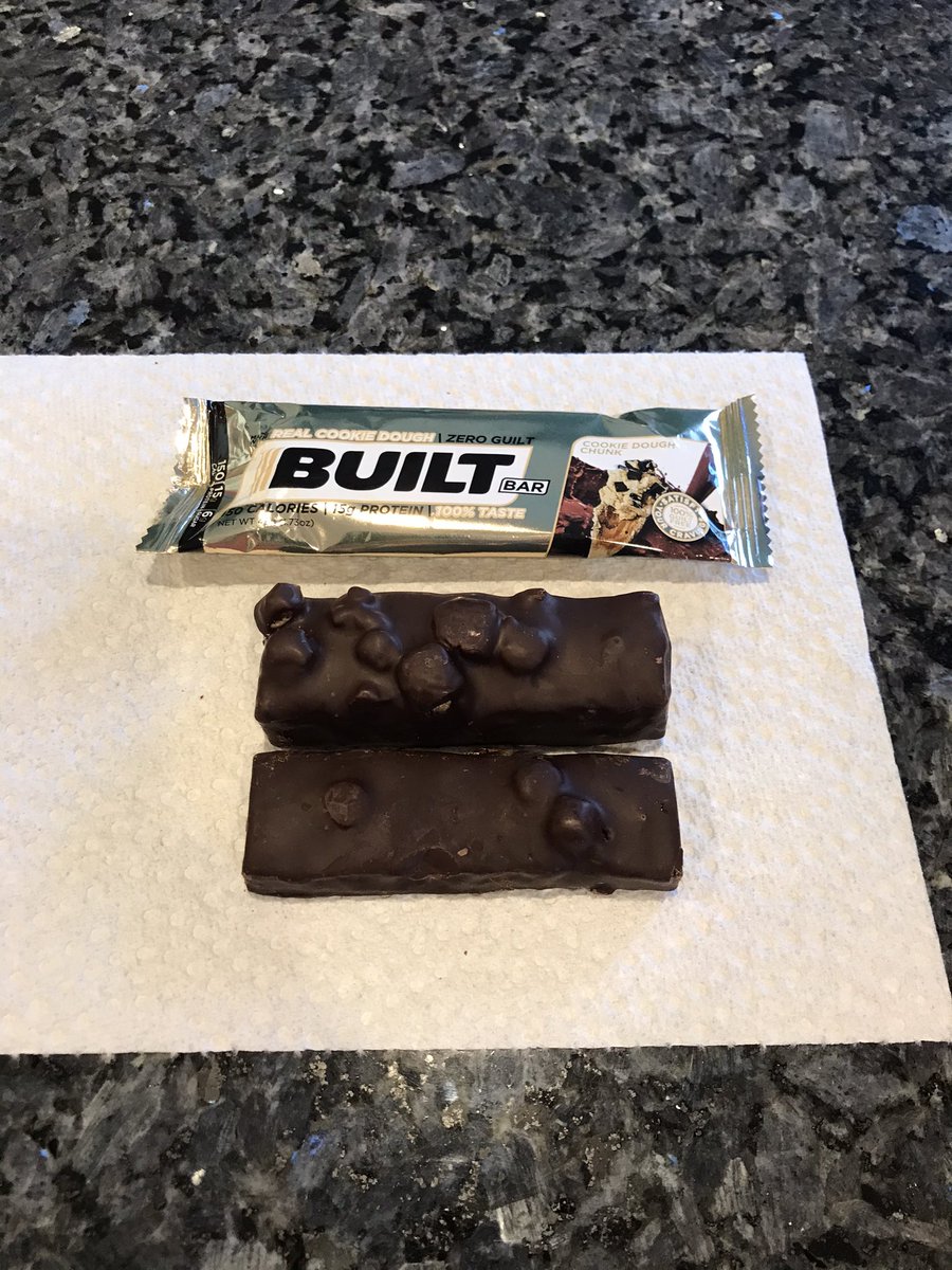 Ky1eSc0tt's tweet photo. ATTN @bar_built :
Huge fan of your protein bars - especially the cookie dough.
Not a huge fan of “fun size” bars.
Approx. half of this box had bars that were 1/2” thick and half were 1” thick. #builtbars #funsizeisnotfun https://t.co/38wgOjme5M