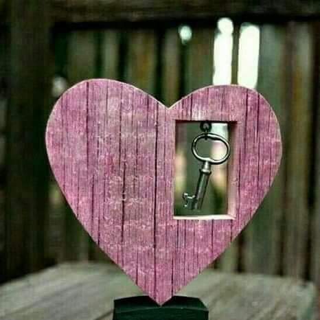 مفاتيح القلوب ليس لها نسخ أخرى 
 فإن أضعتها .. إعلم أنها ستبقى
 مغلقة بوجهك للأبد 🥀🦋