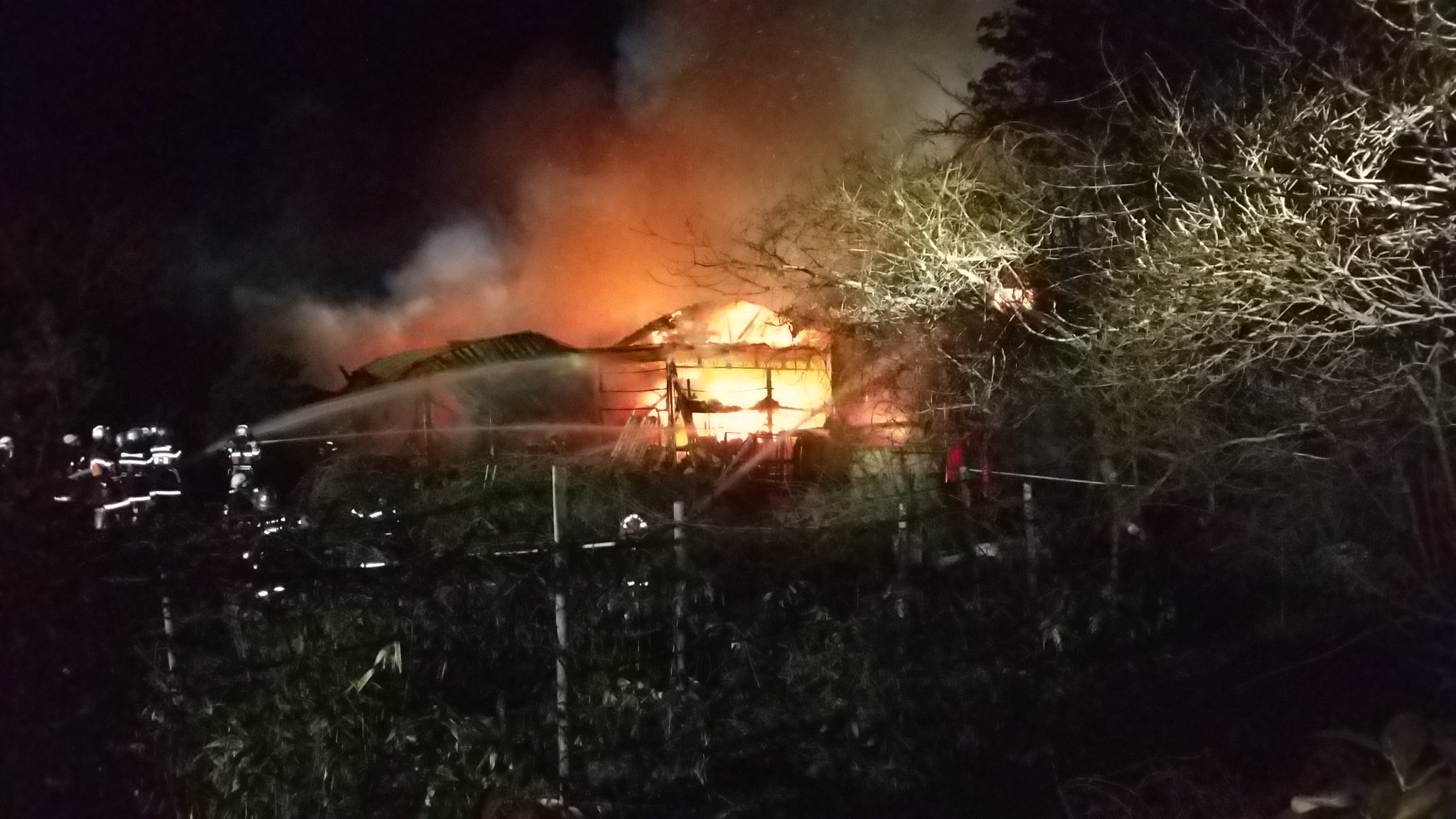 朝日新聞盛岡総局 午後9時40分ごろ 盛岡市上太田三枚橋で火災が発生しました 消防隊による消火活動が続いています