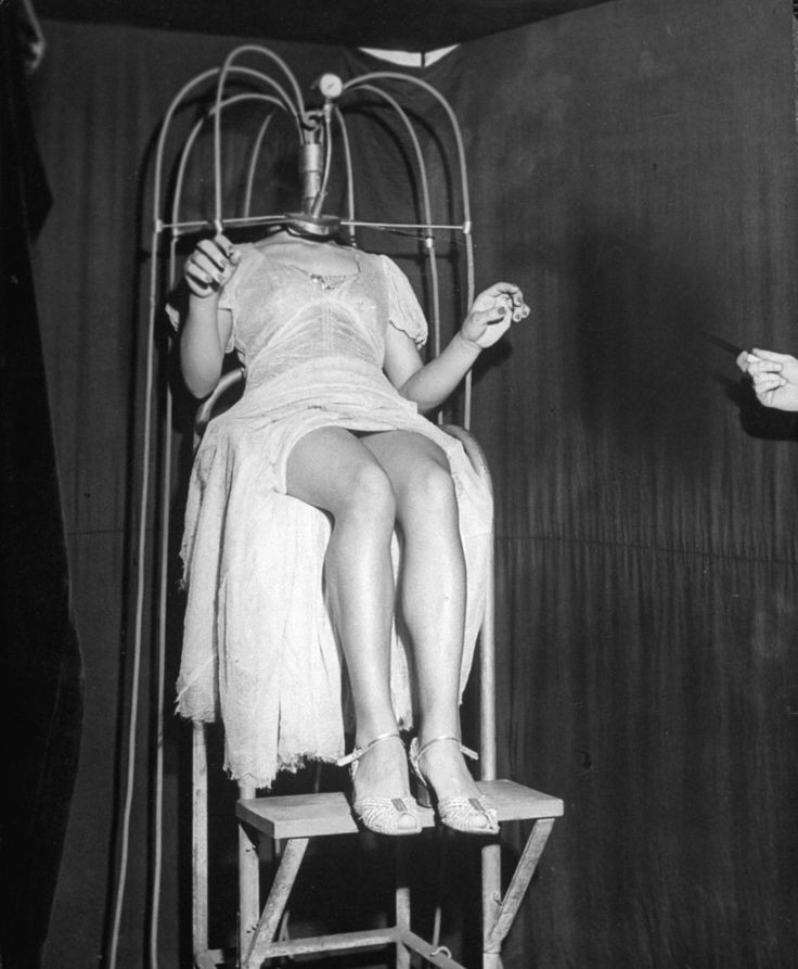 コニーアイランドの頭のない女 オルガヘス(olga hess)1937年頃にアメリカやヨーロッパの地域の見世物小屋で見ることができました。鏡で覆われたマスクを身に着け均一の色で覆われた立方体のステージの中央に座ると頭が見えなくなるという目の錯覚を利用した仕掛け。当時の見世物小屋は民衆の娯楽でした