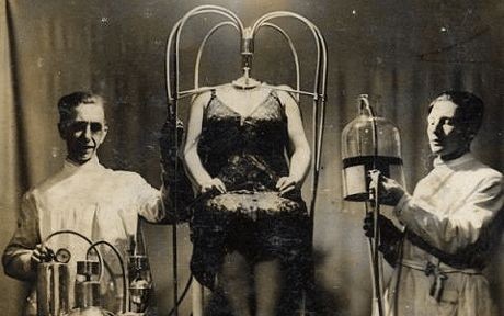 コニーアイランドの頭のない女 オルガヘス(olga hess)1937年頃にアメリカやヨーロッパの地域の見世物小屋で見ることができました。鏡で覆われたマスクを身に着け均一の色で覆われた立方体のステージの中央に座ると頭が見えなくなるという目の錯覚を利用した仕掛け。当時の見世物小屋は民衆の娯楽でした 