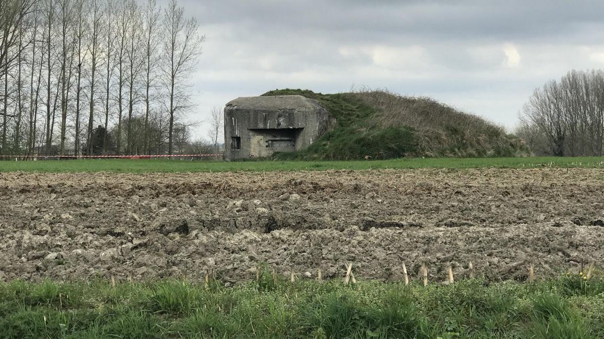 VDNLille's tweet photo. Une jeune fille chute d’une dizaine de mètres dans un blockhaus à la sortie de #Bachy https://t.co/GtUSDyXAva https://t.co/kAcaD7DDEY
