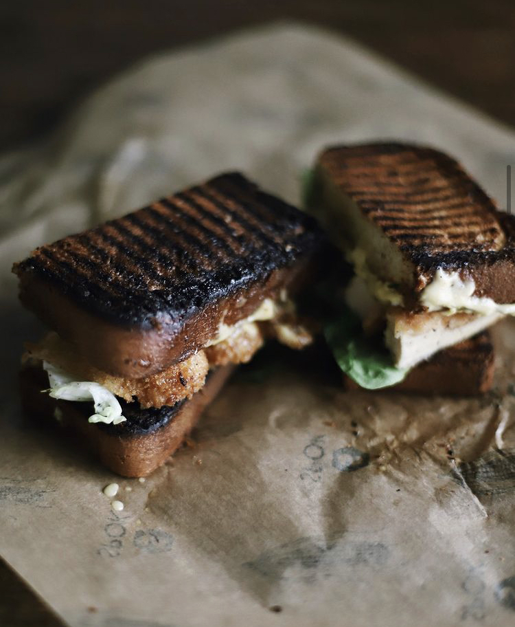 La pause dej’ qui nous fait complétement craquer… est disponible en click and collect !! Savoureux et tellement réconfortants, les sandwichs de Spok façon croque-monsieur nous donne envie d’en goûter davantage !

#docksvillage #joliette #marseille #marseillecity #food #spok