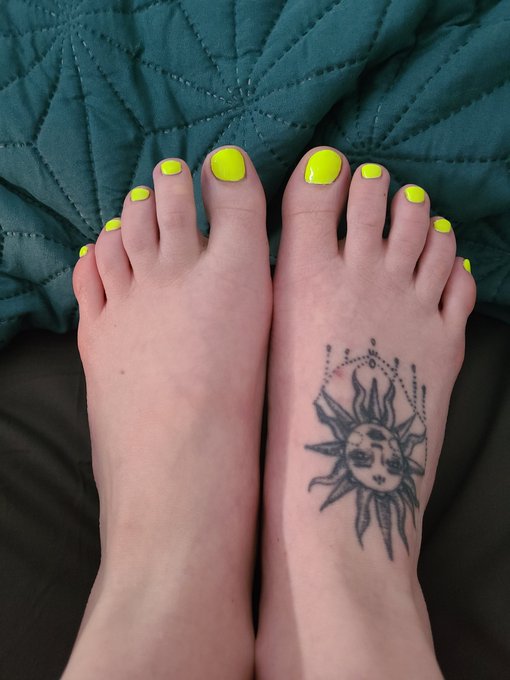 How adorable are my toes!? Love this colour ? https://t.co/y6N2KoVkAc