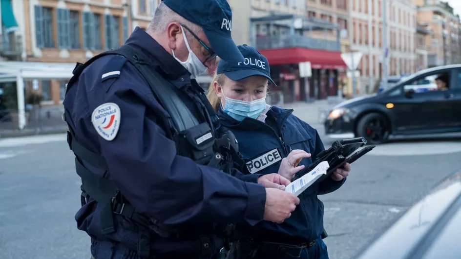 franceinfo's tweet photo. Couvre-feu, trajets au-delà de 10 kilomètres : découvrez les nouvelles attestations de déplacement

https://t.co/HyuuWTrNkS https://t.co/Vb3ombVtV5
