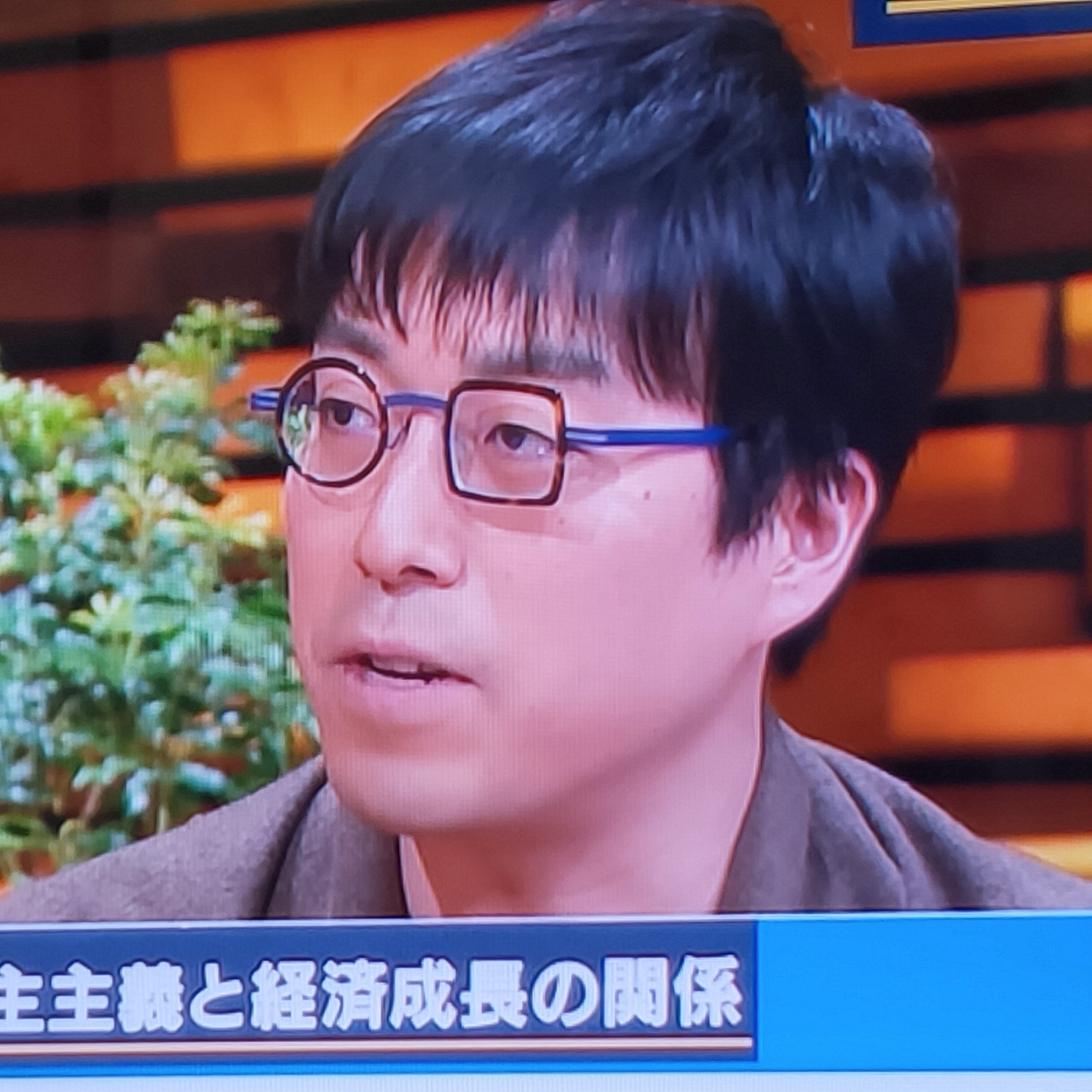 報ステコメンテーターの話の内容が頭に入ってこない だって眼鏡が気になるんだもん 話題の画像プラス