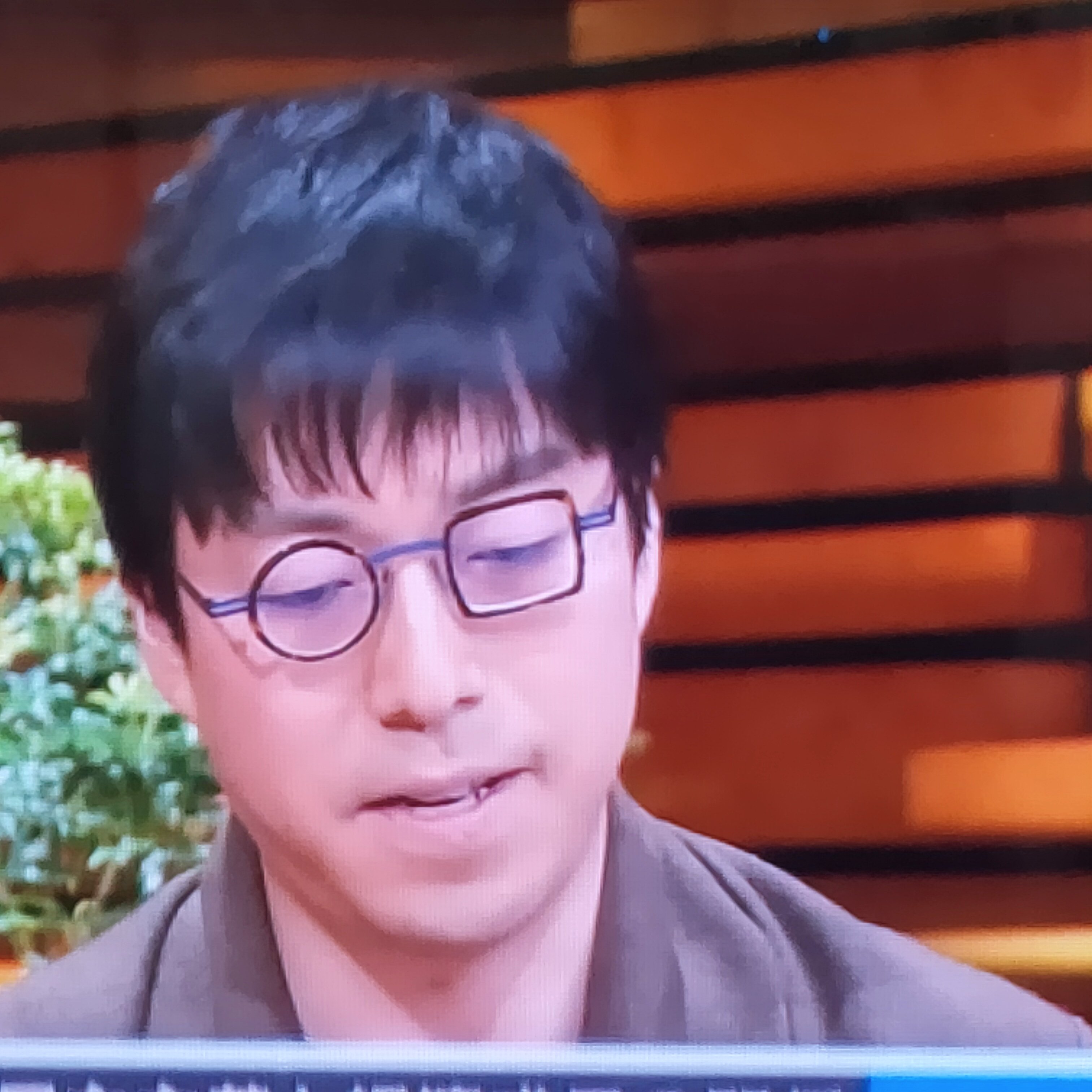 報ステコメンテーターの話の内容が頭に入ってこない だって眼鏡が気になるんだもん 話題の画像プラス
