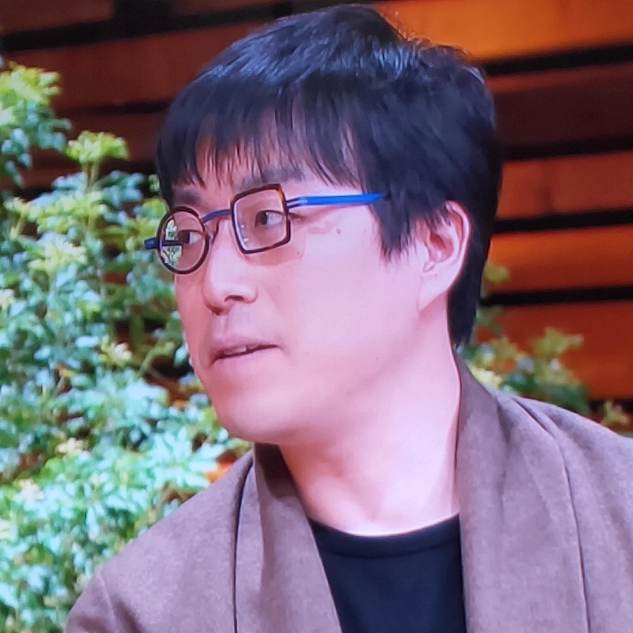 報ステコメンテーターの話の内容が頭に入ってこない？だって眼鏡が気になるんだもん。