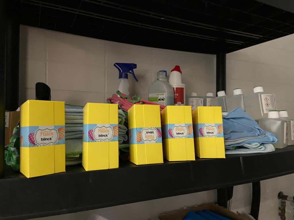 BLINCKschoon's tweet photo. De #paashaas is langs geweest. In elke werkkast een cadeautje voor onze #uitblinkers. Fijne paasdagen allemaal!! 🙋‍♀️🐤 #Schoonmaakbedrijf #Blinck #Almere #Amsterdam #Arnhem https://t.co/mda1t17f7e
