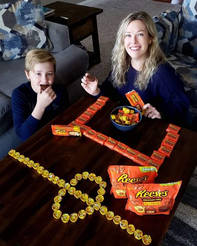 PinkNinjaBlogg's tweet photo. Check out @SeeMomClick 's idea for her own little basketball game #ad 🏀...with a whole lotta NEW @REESES Big Cup with Pretzels &amp; REESE'S Miniatures with Pretzels. #FoundAtWalmart #BiteIntoThisMadness https://t.co/DDy4EbZ4rG https://t.co/ChQCopV7ZR