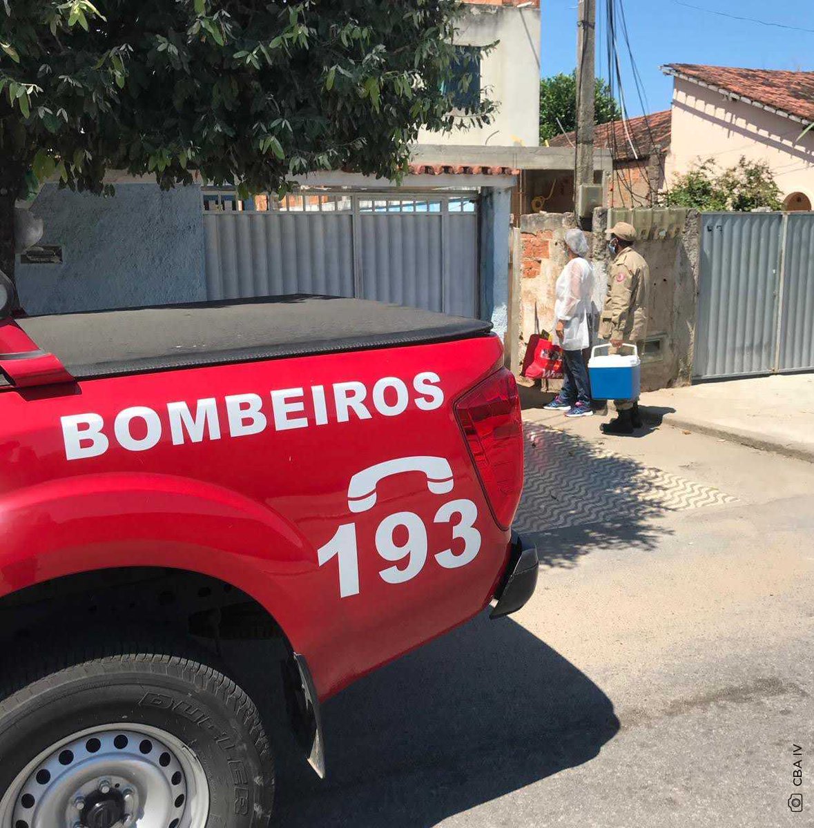 cbmerjoficial's tweet photo. Militares do 5º GBM (Campos dos Goytacazes) apoiam a operação de vacinação na cidade. Os bombeiros transportam agentes de Saúde do município até a casa de pacientes com mobilidade reduzida.
#BombeirosRJ #Parceria #Apoio #VacinaSim #AbraceAVacina #CBAIV
#EquipeACS https://t.co/zA3iUx8ECn