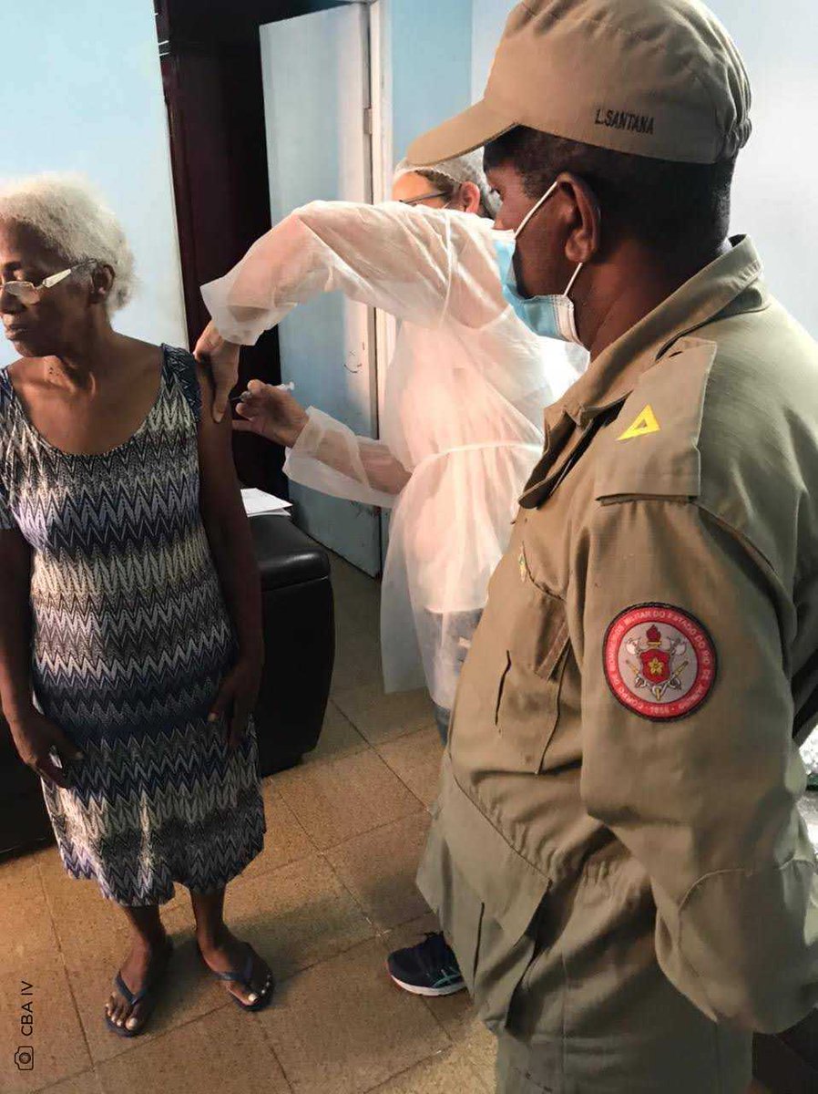 cbmerjoficial's tweet photo. Militares do 5º GBM (Campos dos Goytacazes) apoiam a operação de vacinação na cidade. Os bombeiros transportam agentes de Saúde do município até a casa de pacientes com mobilidade reduzida.
#BombeirosRJ #Parceria #Apoio #VacinaSim #AbraceAVacina #CBAIV
#EquipeACS https://t.co/zA3iUx8ECn