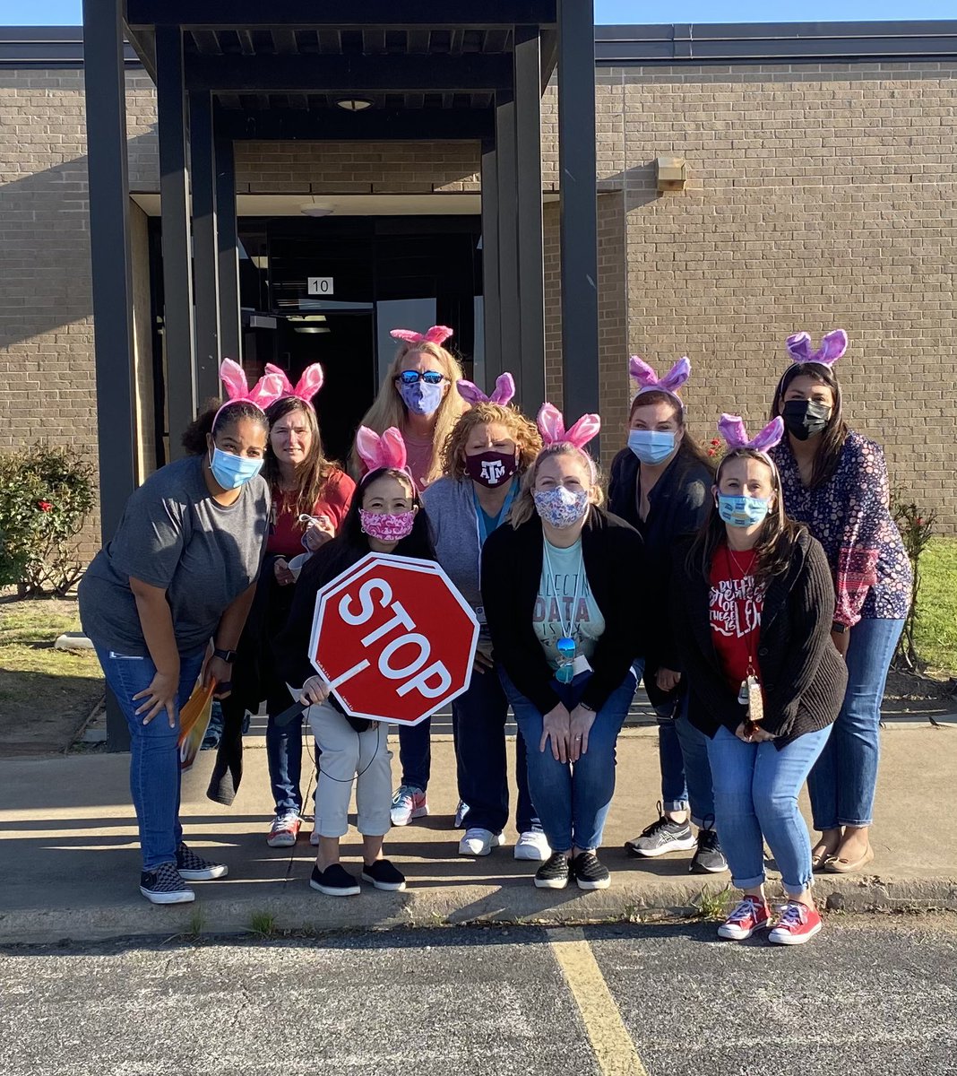 JenniferBaek3's tweet image. Spring has sprung at Millsap! Car rider crew greeting our car rider friends... letting them know 
some”bunny” loves them! Car rider “peeps” are amazing!
#SquadGoals #ItsWhatMustangsDo
@cyfairMillsap