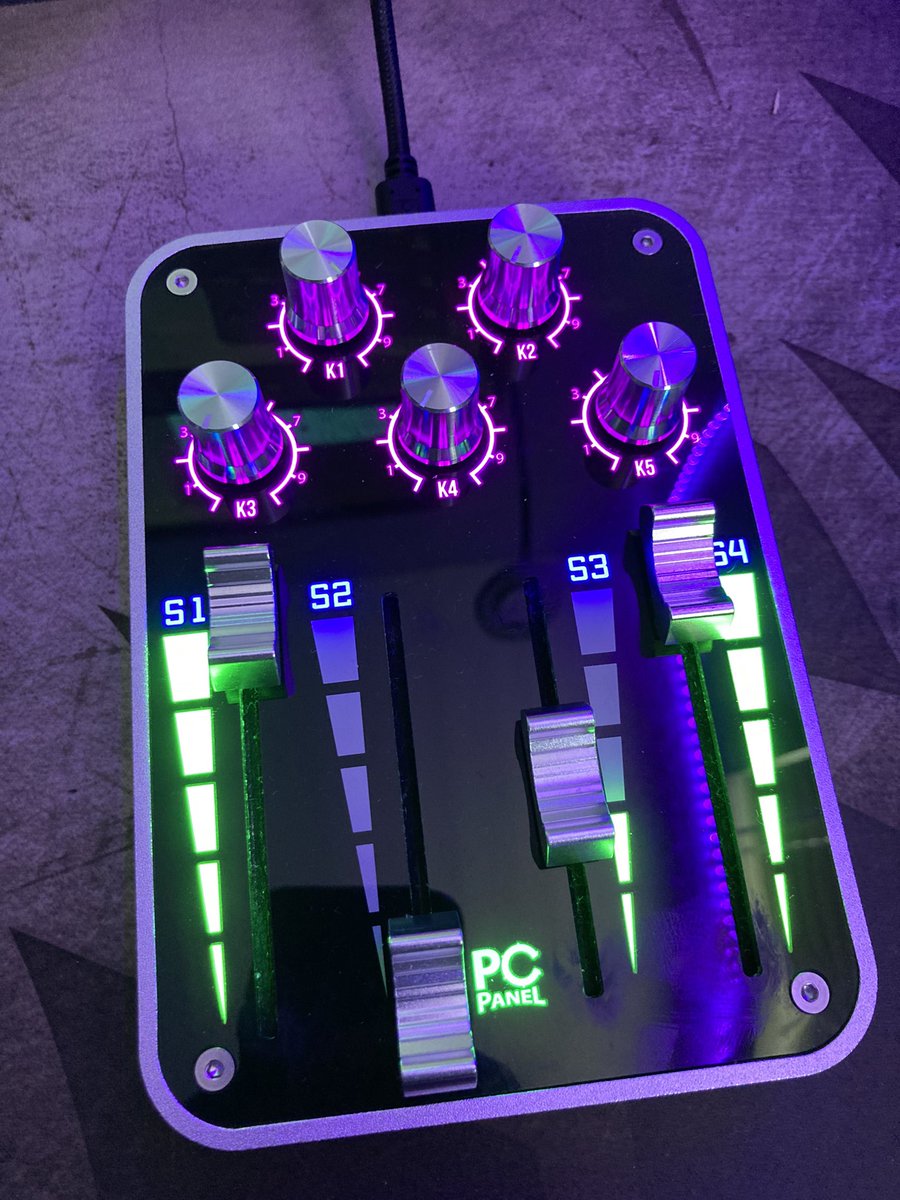 Six_fbgg's tweet image. @getpcpanel I like it! Knobs and sliders feel great, nice and smooth. Awesome light customization. Software is easy to use, well done.