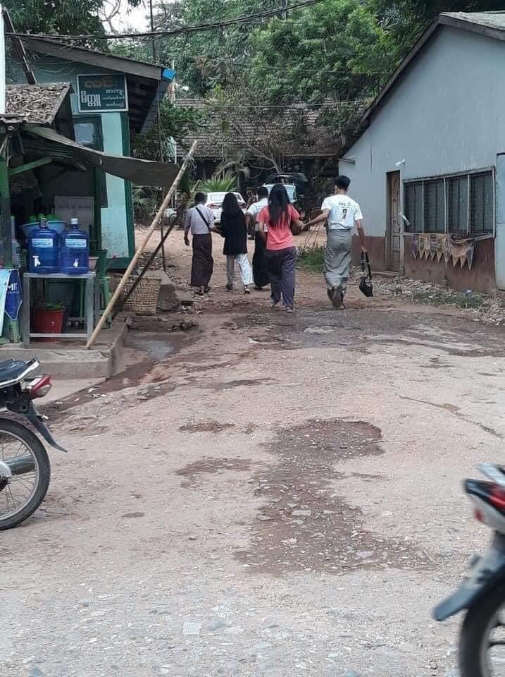 MMMaryMaw's tweet photo. Myanmar military coup arrested the girls after CNN interviewed the girls at Mingaladon, Yangon.😔

Military coup didn’t wear uniform when they did this.😪

Where is the FREEDOM of Speech in Myanmar.

@clarissaward

#WhatsHappeningInMyanmar
#HearTheVoicesFromMyanmar
#2April2021 https://t.co/t8bFQAH0bU