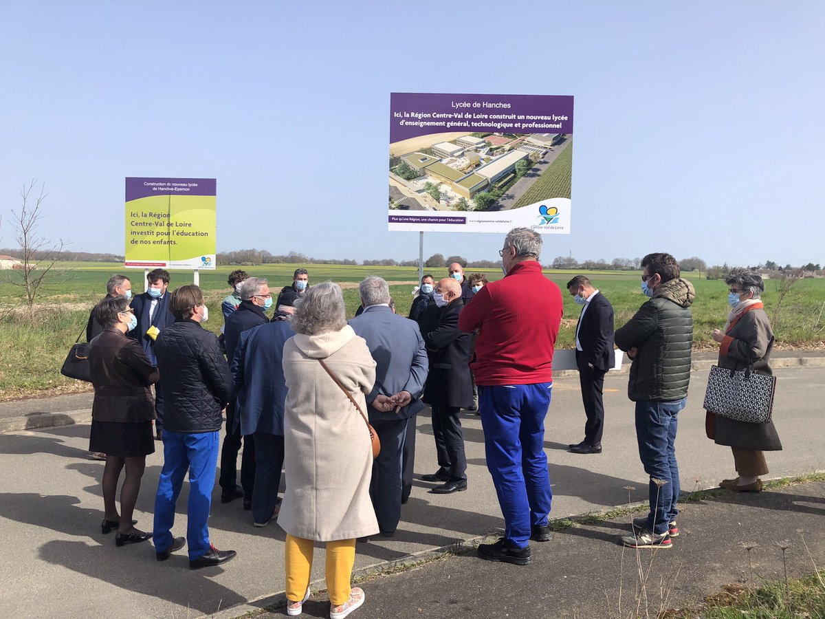 creaturearchi's tweet photo. Un vent d’enthousiasme a soufflé ce matin sur les champs de Hanches! CREA’TURE et toute l’équipe du projet étaient ravis d’entourer le Président François Bonneau et les élus locaux pour l’inauguration du panneau annonciateur du futur lycée! #CentreValdeLoire #lycee https://t.co/9BNwWnpekk