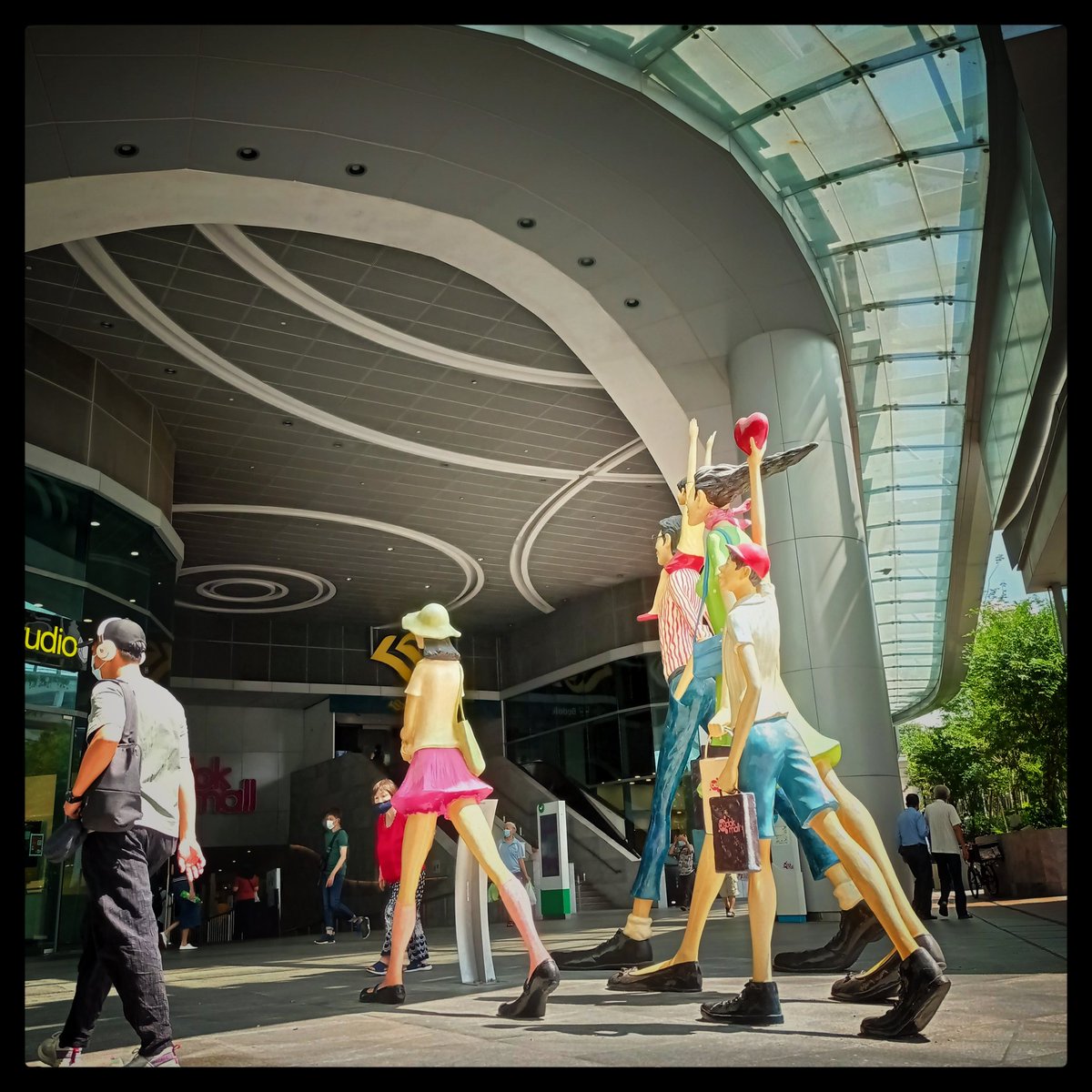 AlHaliff's tweet image. walking to good things. #joytimes #shoppingtime