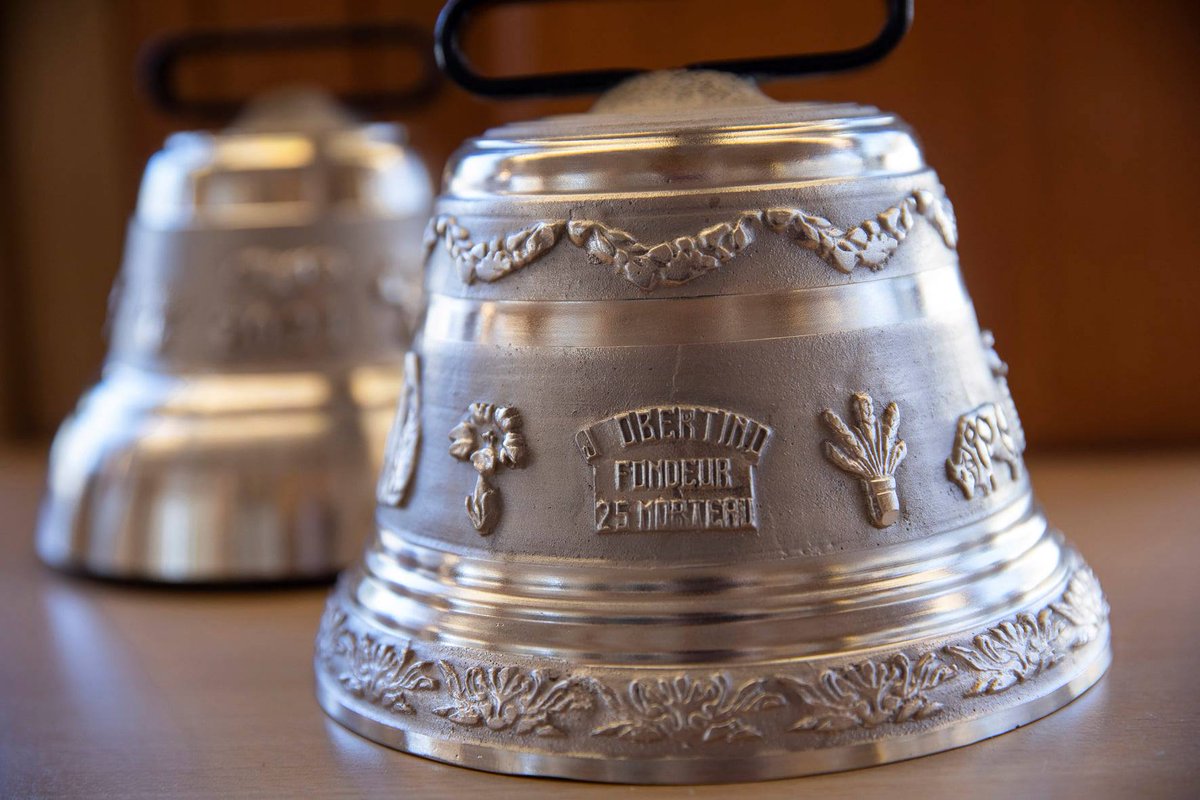 bfc_region's tweet photo. À #Paques en Bourgogne-Franche-Comté, il y a les cloches qui apportent des œufs en chocolat et les cloches qui tintent au cou des montbéliardes. 
✔ Elles sont fabriquées par Obertino Morteau, fonderie de cloches en bronze &amp; atelier de cuir. Un savoir-faire local à préserver ! https://t.co/pHeJreNfhI