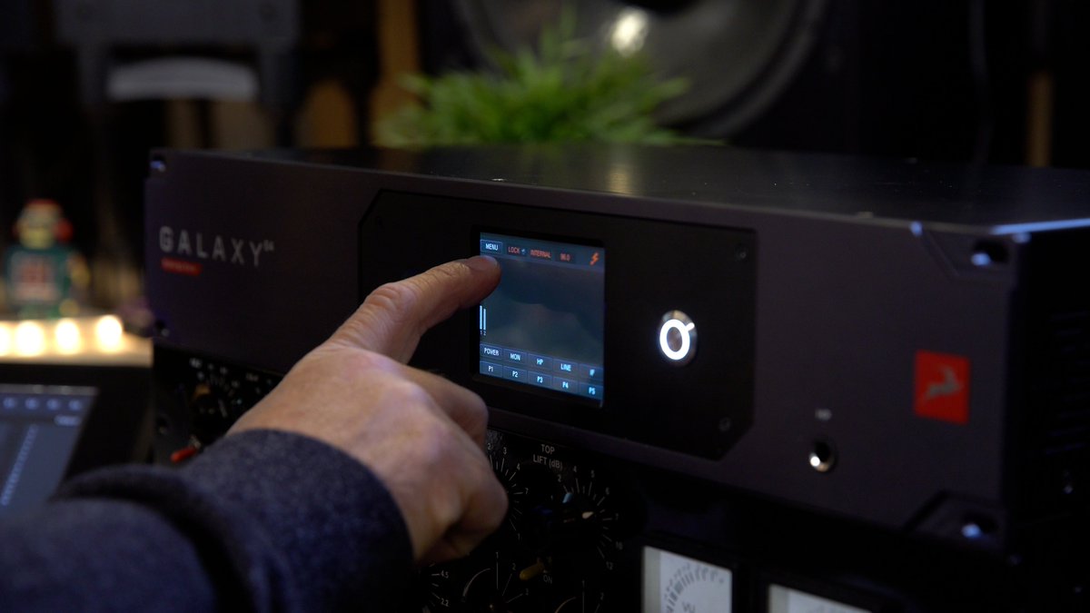 AntelopeAudio's tweet photo. The Galaxy 64 Synergy Core can be configured via the front-panel touchscreen and controlled remotely from a separate computer connected to the network. Find out more about the device in the link: https://t.co/hFPiYuPERB

#touchscreen #galaxy64 #clocking #audiointerface https://t.co/FP2BK68V0B