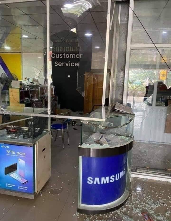 paingsoearkar1's tweet photo. Myanmar soldiers broke in mobile phone shops, general stores and rob the phones and accessories . Happening all over Myanmar #WhatsHappeningInMaynmar https://t.co/JGePXyLq4X