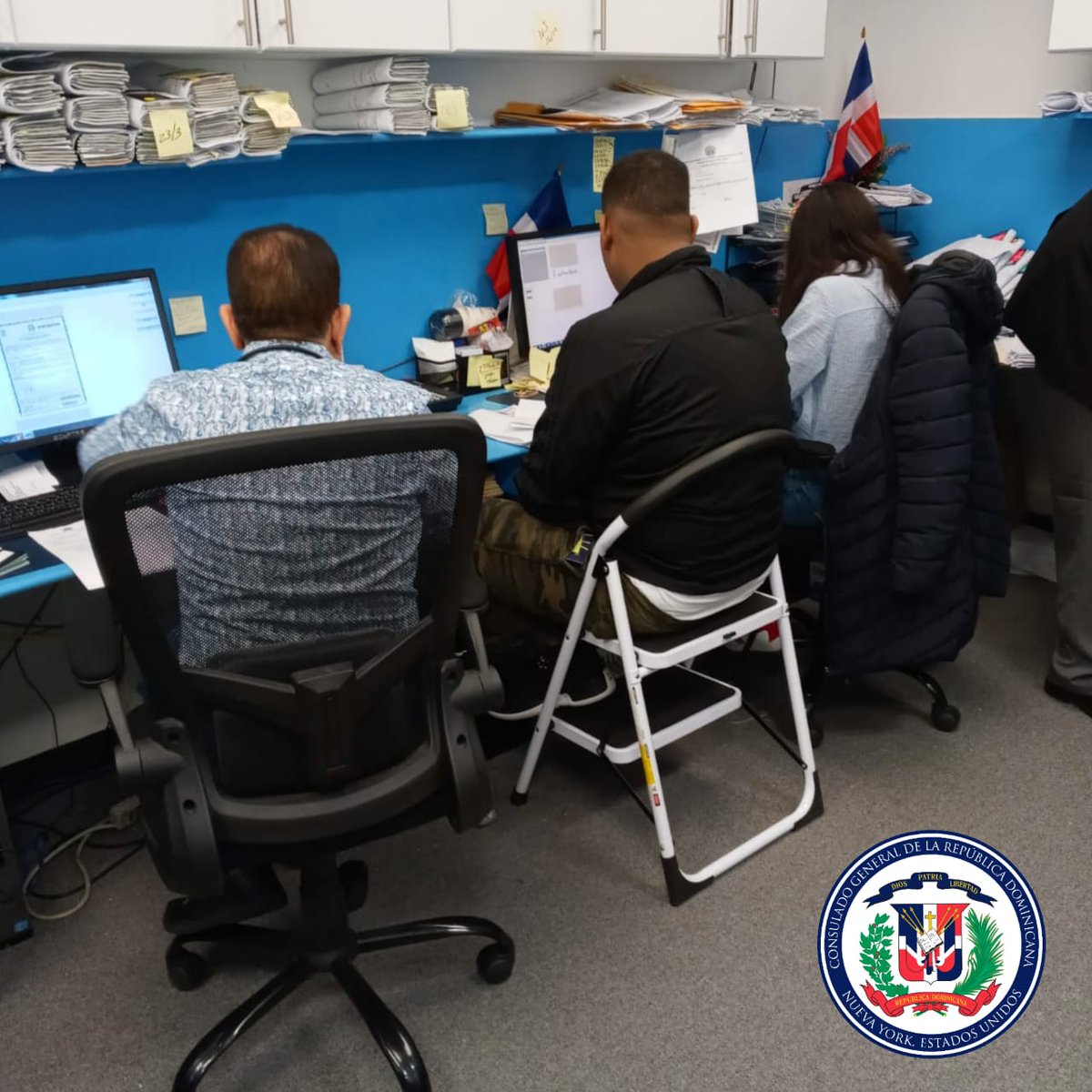 RDen_NY's tweet photo. Nuestro equipo de pasaporte trabajará horas extras este fin de semana para adelantar expedientes y garantizar la entrega a tiempo.
#ConsuladoDominicanony #consuldomny #NewYorkCity #dominicanosenny https://t.co/7O8X7WwEae