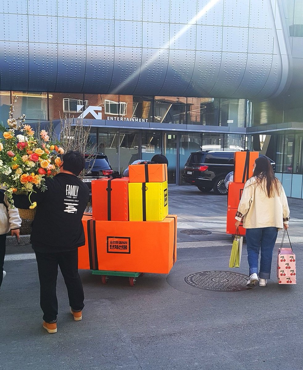 MillerPlanet03's tweet photo. The birthday gifts we prepared for mino this year have been sent to YG with the help of @dcmino0330 on March 30th.

#MINO #송민호 #WINNER #위너 https://t.co/GLVoQiEORD