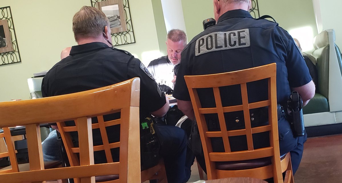 ciskinlichee's tweet photo. Eating breakfast after my overnight shift and I'm eating at the safest place in the valley! #UnifiedPolice #Respect https://t.co/8l5zV96wXn
