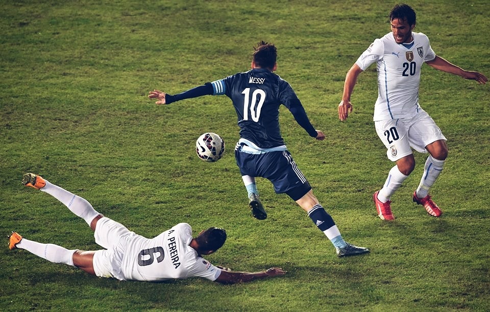 Messismo10's tweet photo. Messi humillando. Abro hilo. https://t.co/H2SXbOYMrw
