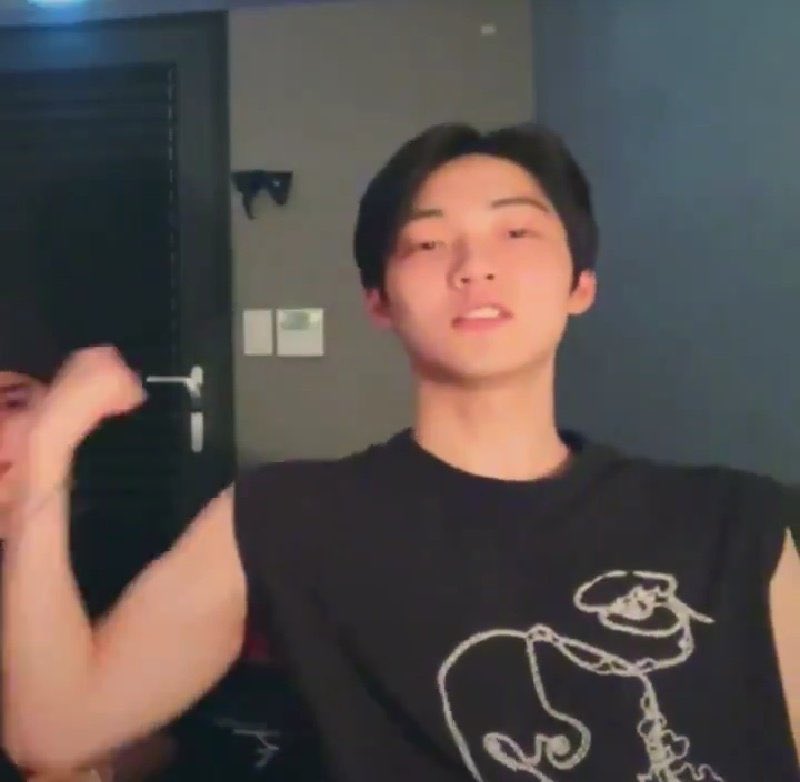 enhasboyz's tweet photo. KEVIN MOON HAVE MERCY ON ME PLS https://t.co/KZ2Pew3dFq