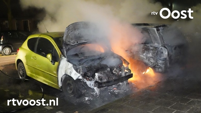 Politie gaat uit van brandstichting bij autobranden in Dedemsvaart. #rtvoost.