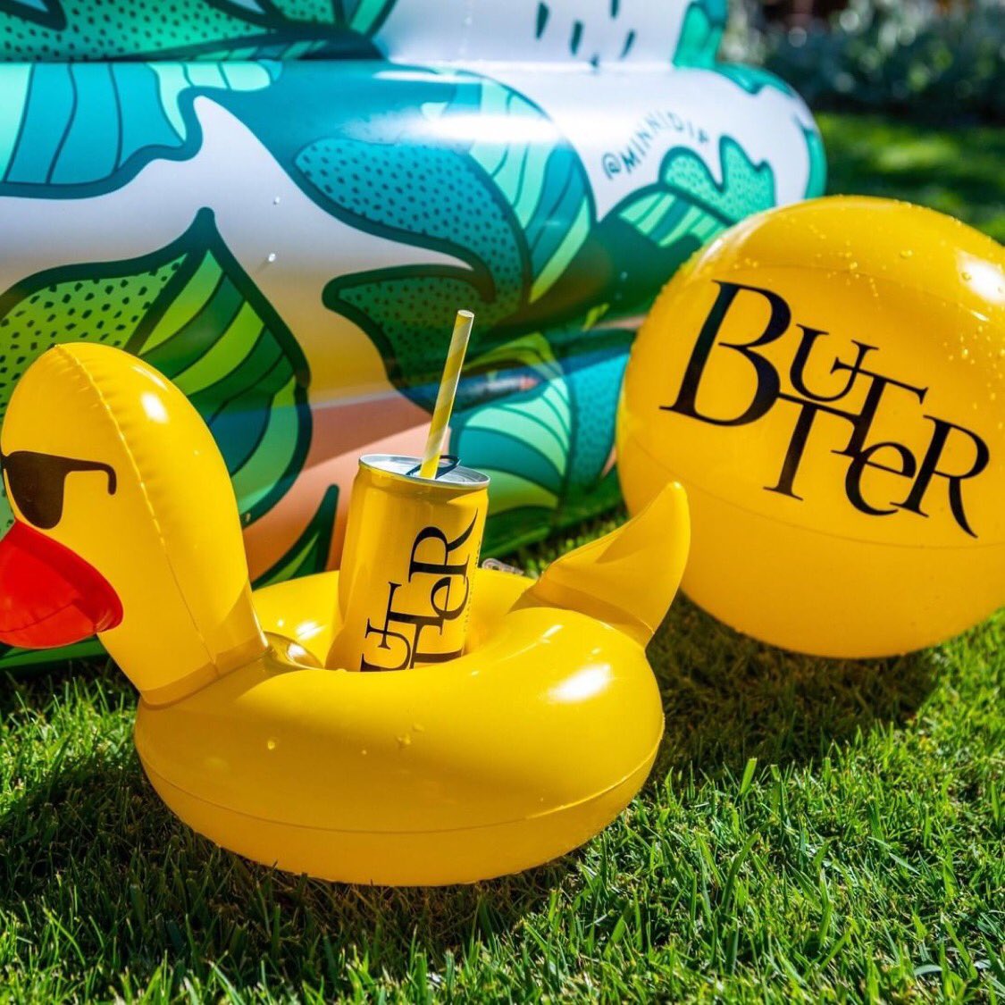 VintegrityWine's tweet photo. Pool days with a can of delicious Chardonnay are ahead ☀️
.
.
📸: @JaMCellars 
•
#ButterChardonnay #ButterCans #CannedWine #WineinaCan #WineCans #Chardonnay #YesWayChardonnay #Weekend #WeekendReady #Butter #Butterwine #Wine #WineWeekend https://t.co/gLdlunNdk2