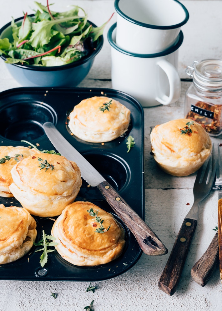 paulineskeuken's tweet photo. Deze bladerdeeg pasteitjes zijn werkelijk heerlijk en sneller gemaakt dan je misschien zou denken. Die muffinvorm zorgt voor mooie eenpersoons pasteitjes. Lekker als brunchrecept of als hapje voor op de paastafel
#paastip https://t.co/wKrzMBSXAB https://t.co/c1GTUi9FsA