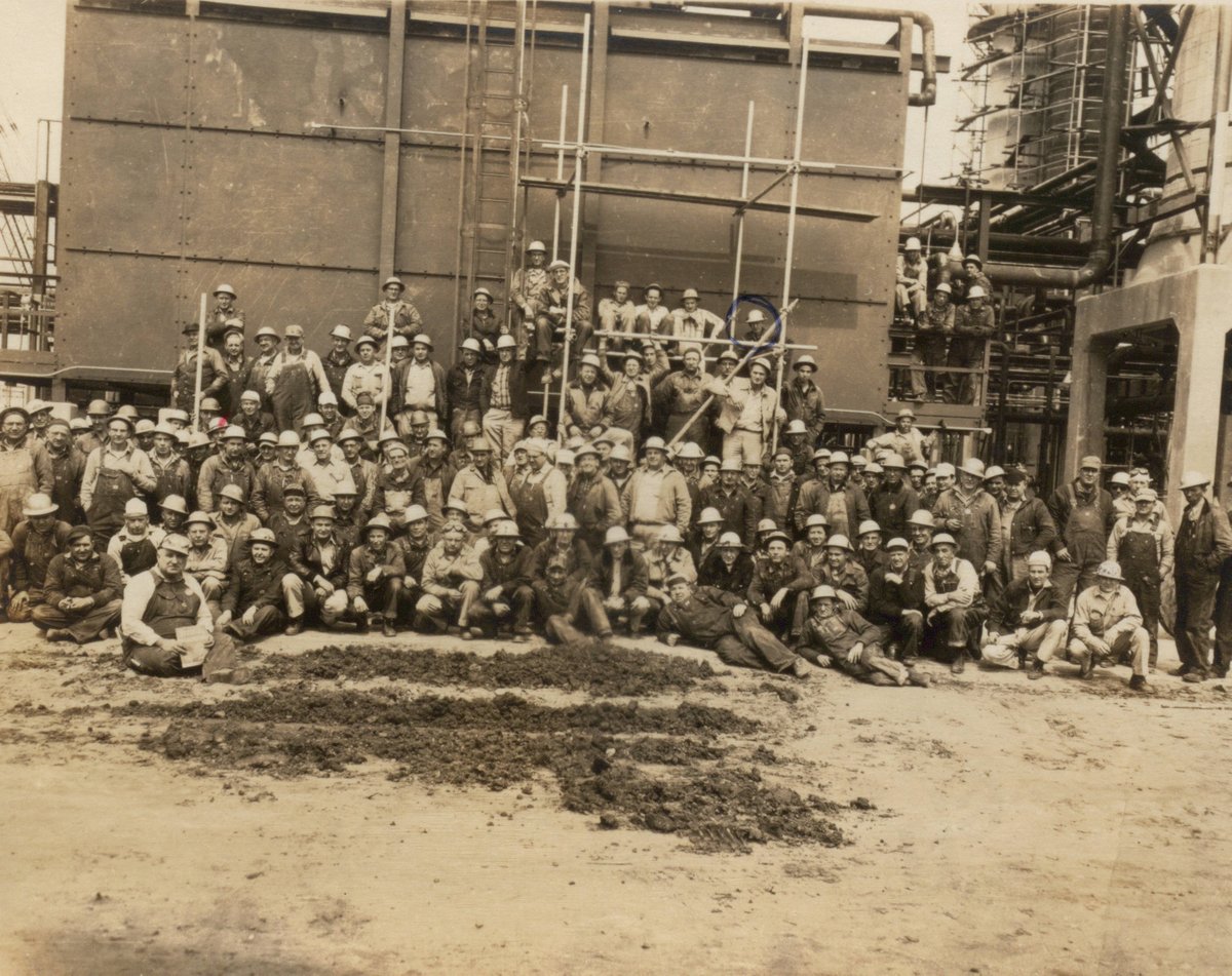 OKDeptLibraries's tweet photo. #ArchivesHashtagParty #ArchivesTipOfTheHat Protect your melon, wear a hard hat! These fellas know the drill. 

Crew of oil refinery workers in Drumright. The town sprang up nearly overnight in 1912 after wildcatter Tom Slick struck oil on the Wheeler farm.
https://t.co/94KnH1JBM5 https://t.co/Ae9UGqDjBz