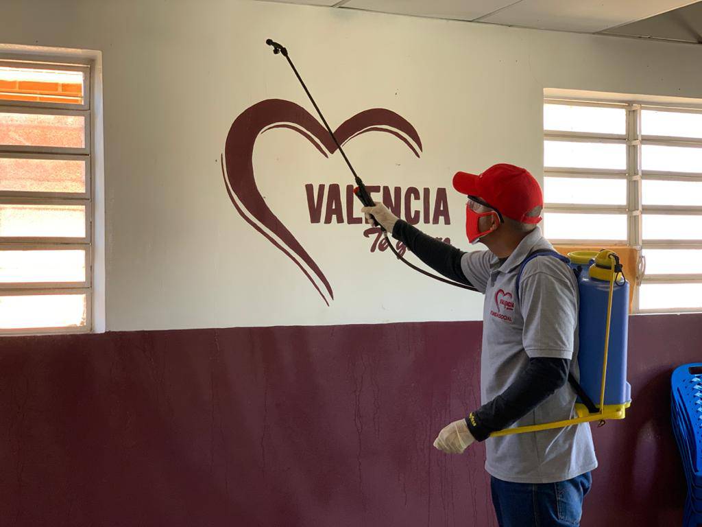 AleMarvez10's tweet photo. Siguiendo lineamientos del alcalde @alemarvez10 y gobernador @rafaellacava10 nuestro equipo se desplegó en el Centro de Desarrollo Comunal (CDC) de Flor Amarillo con la desinfección de espacios, como parte de los trabajos que se ejecutan para combatir la propagación del COVID-19. https://t.co/pcYy6bsuSh