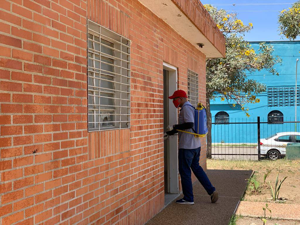AleMarvez10's tweet photo. Siguiendo lineamientos del alcalde @alemarvez10 y gobernador @rafaellacava10 nuestro equipo se desplegó en el Centro de Desarrollo Comunal (CDC) de Flor Amarillo con la desinfección de espacios, como parte de los trabajos que se ejecutan para combatir la propagación del COVID-19. https://t.co/pcYy6bsuSh