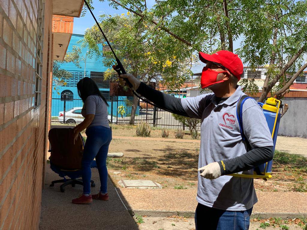 AleMarvez10's tweet photo. Siguiendo lineamientos del alcalde @alemarvez10 y gobernador @rafaellacava10 nuestro equipo se desplegó en el Centro de Desarrollo Comunal (CDC) de Flor Amarillo con la desinfección de espacios, como parte de los trabajos que se ejecutan para combatir la propagación del COVID-19. https://t.co/pcYy6bsuSh