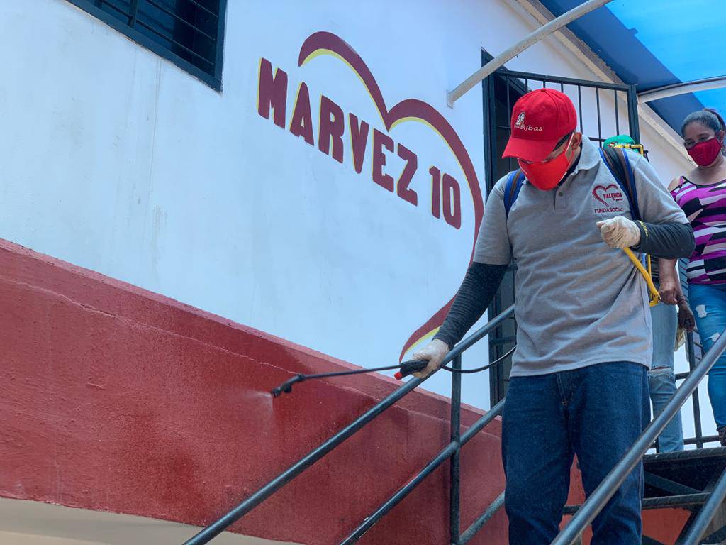 AleMarvez10's tweet photo. Siguiendo lineamientos del alcalde @alemarvez10 y gobernador @rafaellacava10 nuestro equipo se desplegó en el Centro de Desarrollo Comunal (CDC) de Flor Amarillo con la desinfección de espacios, como parte de los trabajos que se ejecutan para combatir la propagación del COVID-19. https://t.co/pcYy6bsuSh