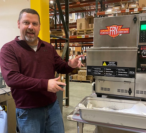 KECdesigns's tweet photo. Boost bar sales with fast, easy, perfect snacks! KEC's Tod Roberts did a demo on the Perfect Fry &amp; the apps (straight from the club store freezer) were....uh perfect!  Countertop, no hood needed. #askkec #kecteam #perfectfrycompany https://t.co/YTFhuVCJax