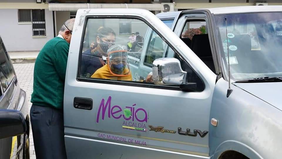 El Minist. de Salud Pública inició la vacunación contra el #COVID-19 a grupos de atención prioritaria.

Apoyamos junto a <a href="/AccionMejia/">Acción Social - Alcaldía de Mejía 🙎🏻‍♀️↔️🙎🏽‍♂️</a> con logística y movilización hacia el hosp. Básico de Machachi a adultos mayores que no cuentan con vehículo.

#LaSaludEsLoPrimero