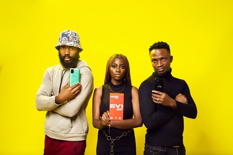 partnermobileng's tweet photo. Happy Holidays!!🎊
Having a nice time?
Let's spice things up😎.
What deal would you want from #PartnerMobileNg to make your holiday awesome?
#SomethingIsLoading
#Holidays
#HappyHolidays https://t.co/euFOt4Qwuk