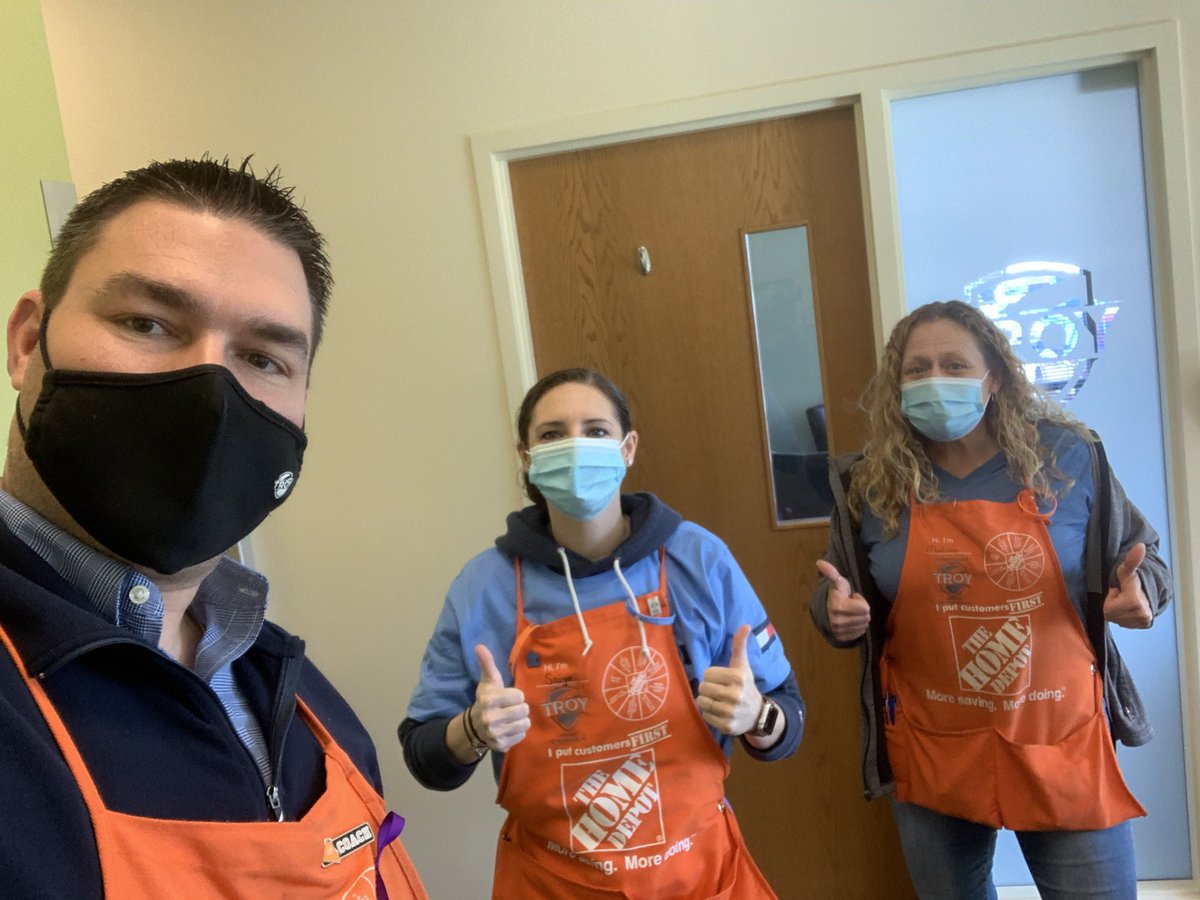 SMeyerTHD's tweet photo. #LIGHTITUPBLUE https://t.co/qW8LnbTjkm
