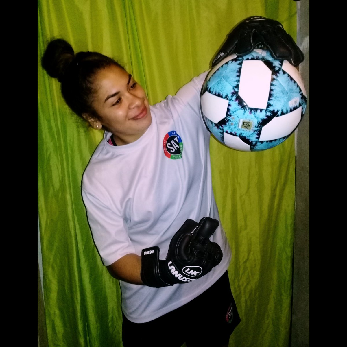 Tattu_G's tweet photo. A horas del primer partido de la temporada!!
Gracias 
@lanuscagoalkeeperglove por brindarme la   mejor calidad de guantes para lo que se viene 💪⚽
#benIIIsupreme #guantesdearquero 
#arquera #FutbolFemenino #gabrielasilvaarquera https://t.co/32sFXucTzH