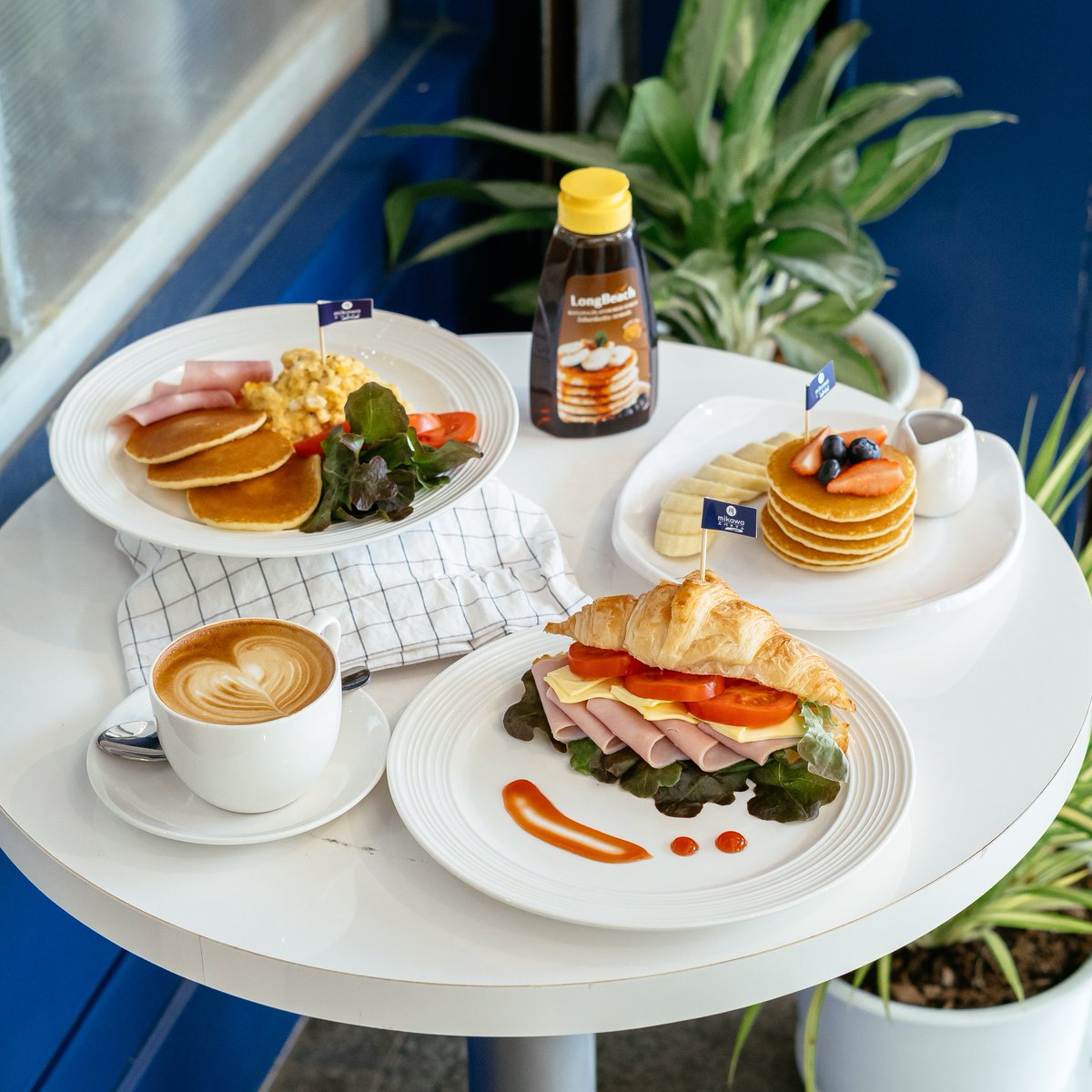 CafeStoryTH's tweet photo. รีวิว Mikawa  🏡🥞🧋🍯 #พญาไท

ร้านคาเฟ่สุดคิ้วท์ ธีมขาวน้ำเงิน Royal Blue มี Co-Working Space รวมถึงยังเป็น LongBeach Training Center ให้ได้ไป Workshop กัน ทั้งการสอนชงชา กาแฟ และเครื่องดื่มอื่น ๆ 

#LongBeachSyrup #ลองบีชไซรัป https://t.co/9VzBIK6KAY